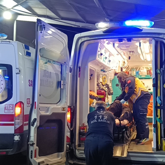 Adana'da iki otomobilin çarpıştığı kazada 2'si ağır 3 kişi yaralandı