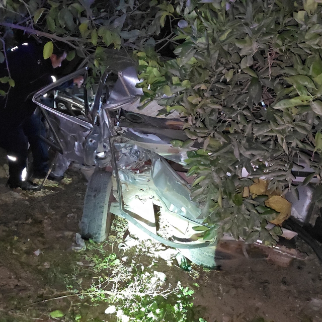 Adana'da iki otomobil çarpıştı; anne-baba ve oğul yaralandı