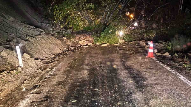 Kastamonu'da heyelan; iki ilçe arasındaki sahil yolu ulaşıma kapandı