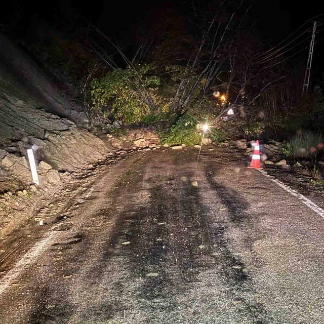 Kastamonu'da heyelan; iki ilçe arasındaki sahil yolu ulaşıma kapandı