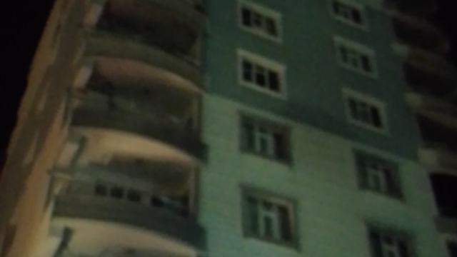 Siirt'te 10 katlı binadaki yangında 20 kişi dumandan etkilendi; mahsur kalanların tahliyesi kamerada