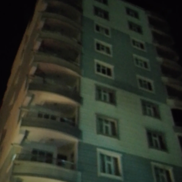 Siirt'te 10 katlı binadaki yangında 20 kişi dumandan etkilendi; mahsur kala...