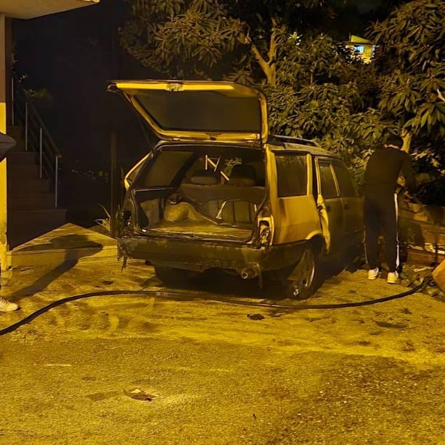 Alanya'da park halindeki otomobil yandı