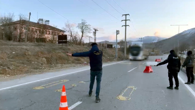 Briket yüklü TIR'da 31 kaçak göçmen yakalandı