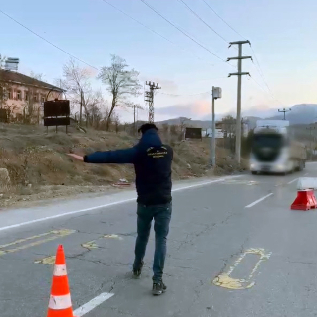 Briket yüklü TIR'da 31 kaçak göçmen yakalandı