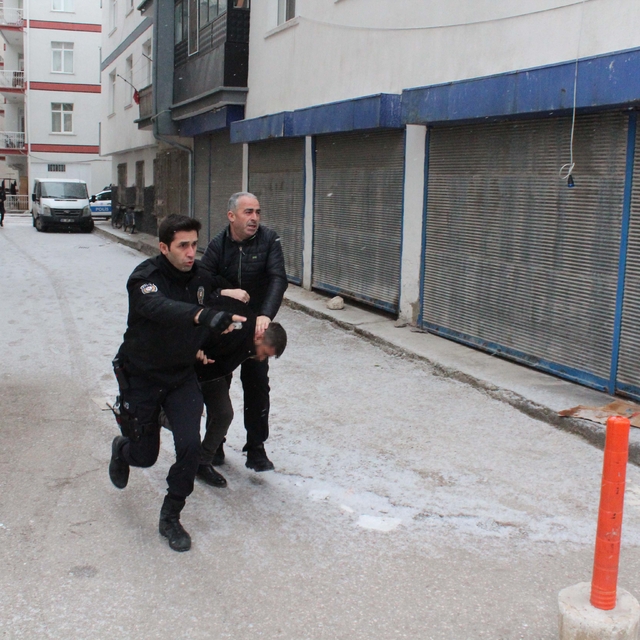 Akrabasını tüfekle yaraladı, evine girerken yakalandı