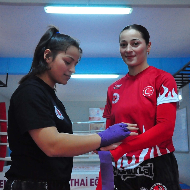 Milli sporcu Cemile'nin antrenörlüğünü yaptığı kardeşi de şampiyon oldu