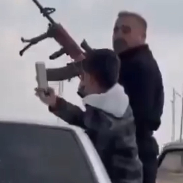 Düğün konvoyunda havaya ateş açarken otomobilden düştü