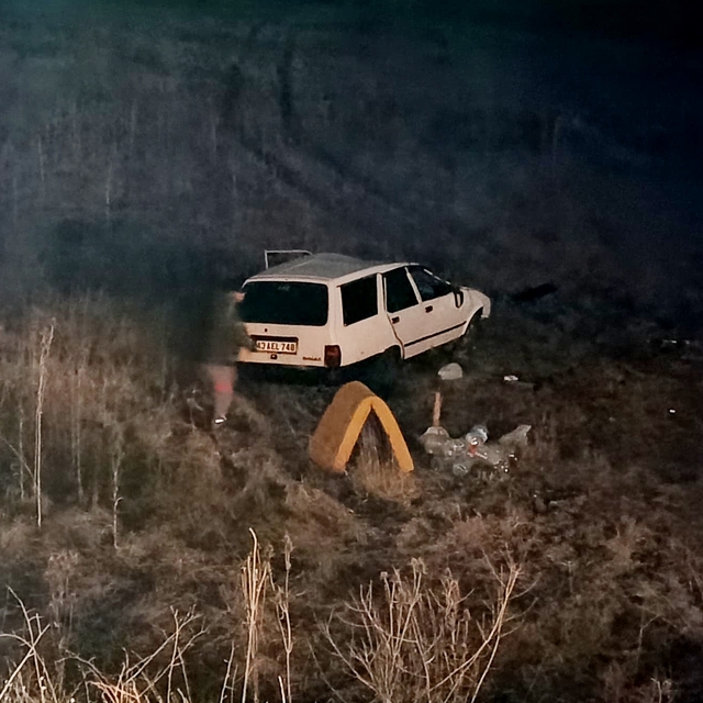 Kütahya'da şarampole savrulan otomobildeki 3 kişi yaralandı