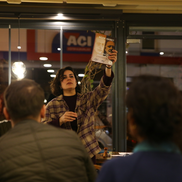 Mersin'de kurulan mezatta eski sevgililerden kalan hediyeler satışa sunuldu...