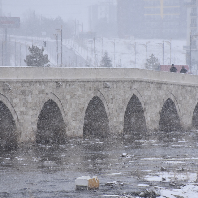 Sivas'ta kar yağışı; 33 yerleşim yerinin yolu kapandı