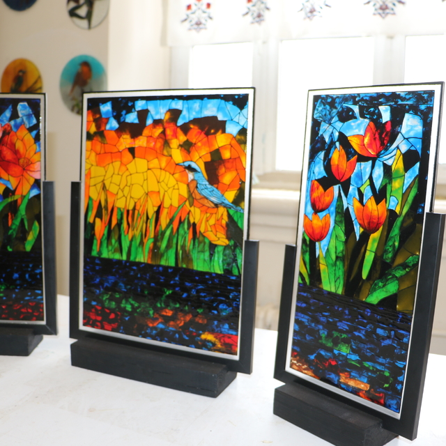 Atık camlardan bitki ve kuş figürleri yapıyorlar