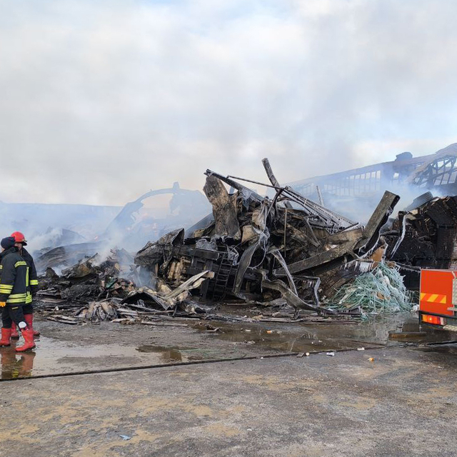 Afyon'da orman ürünleri fabrikasının deposundaki yangına müdahale 2'nci gün...