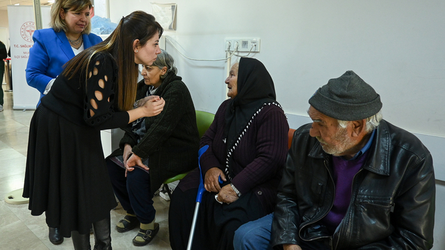Antalya'da vatandaşlara tütünün zararları anlatıldı