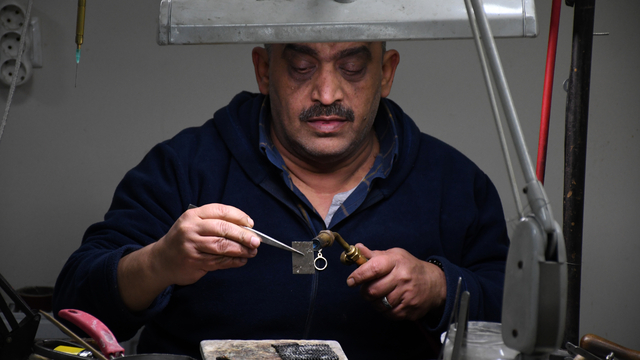 Ustasının ata yadigarı 250 yıllık tezgahında sadekarlığı yaşatıyor