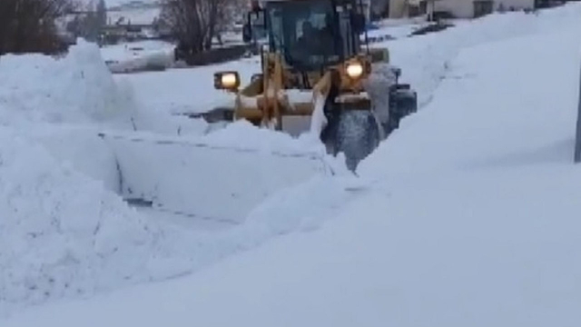 Sivas'ta kar yağışı; 33 yerleşim yerinin yolu kapandı (2)