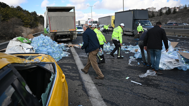 Başkentte devrilen su yüklü kamyon 3 araca çarpıp durabildi