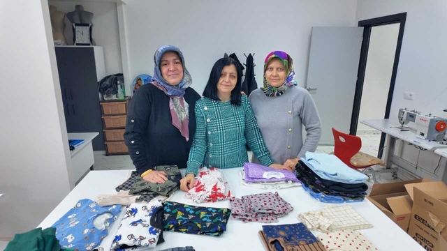 Tekirdağ'da kadınlar ihtiyaç sahibi çocuklar için kıyafet üretiyor
