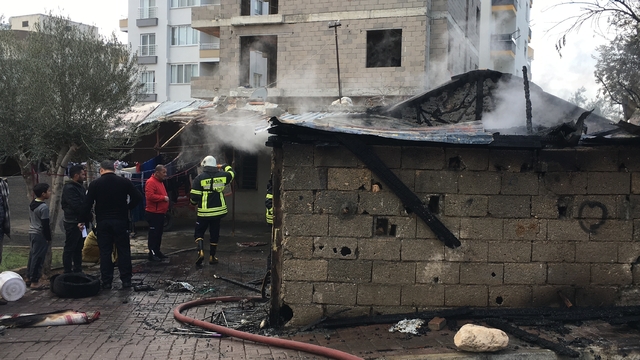 Erdemli'de evde çıkan yangın söndürüldü