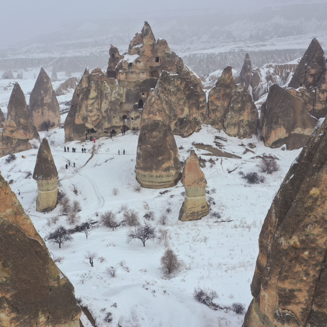 Manzarasına kar güzelliği eklenen peribacaları dronla görüntülendi