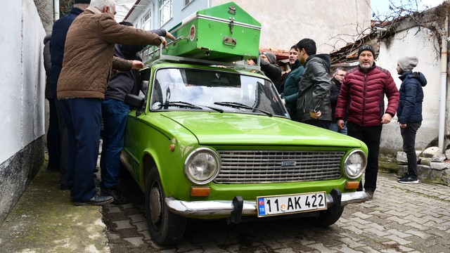 Bilecik'te tabutunun "Murat 124" ile taşınmasını vasiyet eden kişinin isteği yerine getirildi
