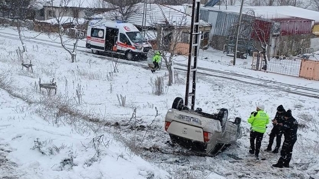 Amasya'da devrilen otomobildeki 3 kişi yaralandı