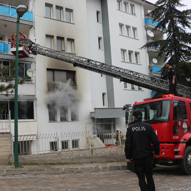 Tokat'ta apartman yangını; 12 kişi dumandan etkilendi