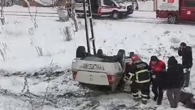 Otomobil şarampole devrildi: 3 yaralı