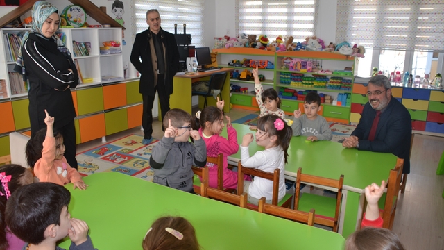 Tosya Milli Eğitim Müdürü Toğrul, okulları ziyaret etti