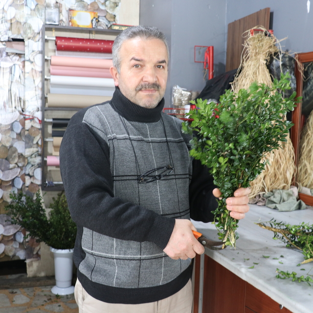 Evinin bahçesinde hobi olarak başladığı çiçekçiliği yaklaşık yarım asırdır...
