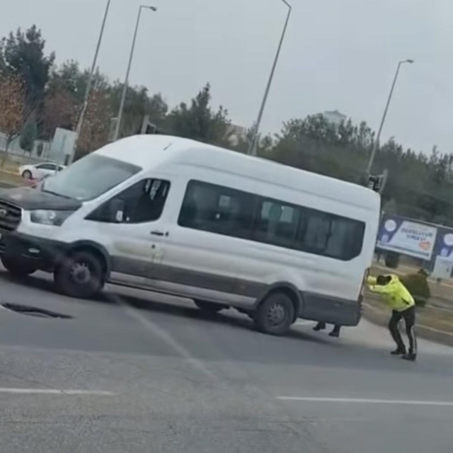 Trafik polisleri arızalanan minibüsü itti