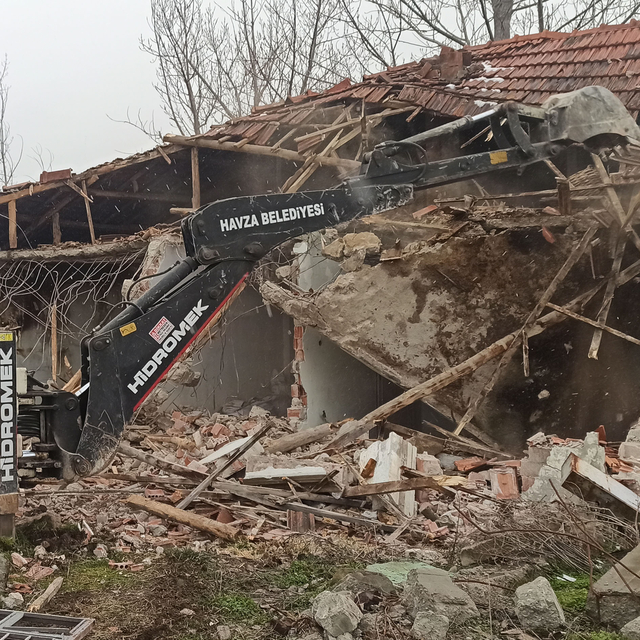 Havza Belediyesi, güvenli olmadığı belirlenen metruk yapıyı yıktı