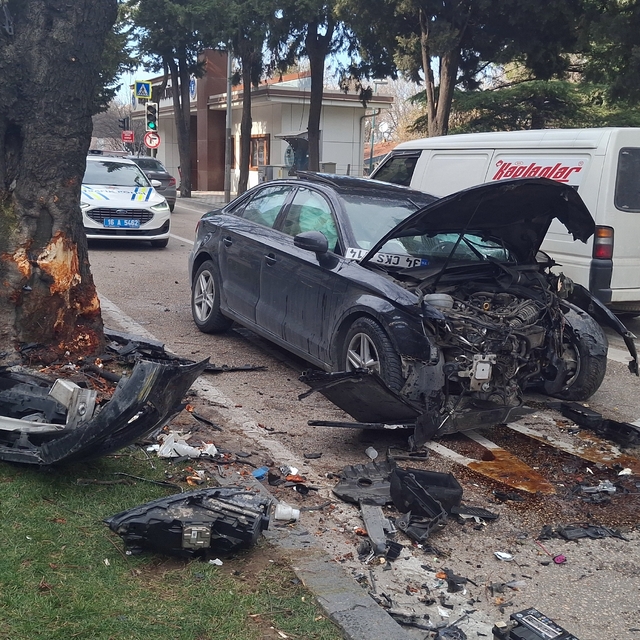 Refüjdeki ağaca çarpan otomobilin sürücüsü yaralandı