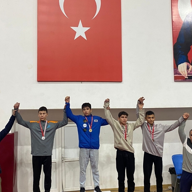 Kumlucalı güreşçiler Türkiye Şampiyonası'na katılma hakkı elde etti