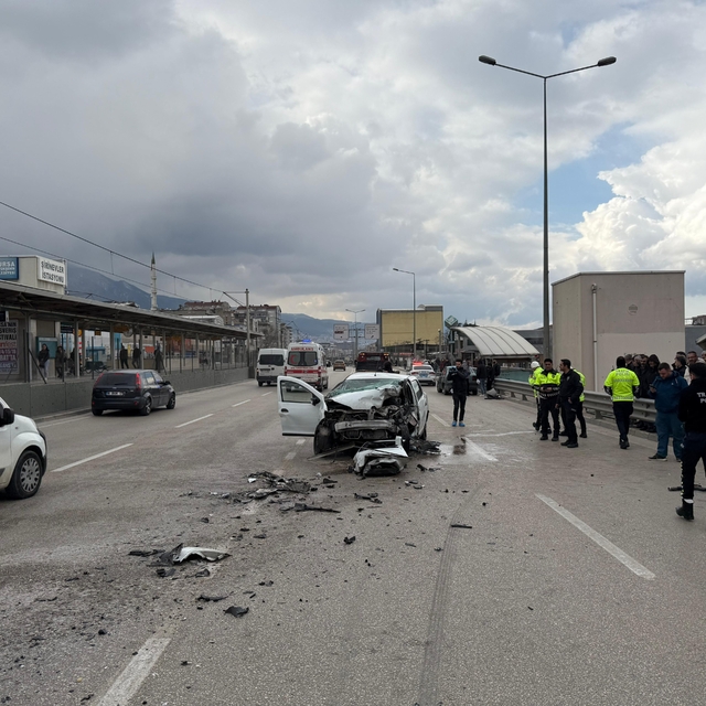 Bursa'da metro hattı duvarına çarpan otomobil sürücüsü öldü