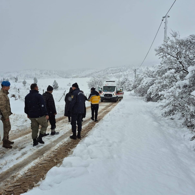 Ambulans kara saplandı, iş makineleriyle yol açılarak hamile kadın hastaney...