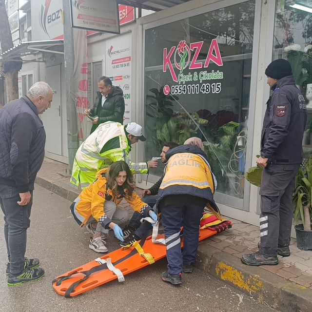 Adıyaman'da yolcu otobüsüyle çarpışan hafif ticari aracın sürücüsü yaraland...