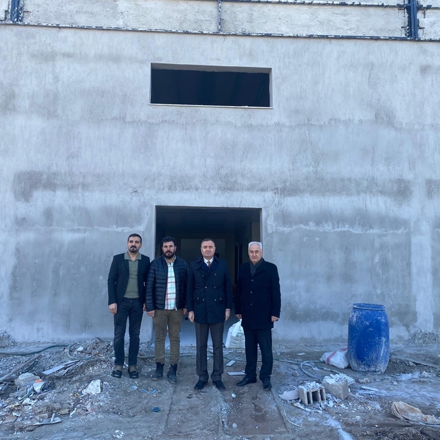 Kaymakam Sarı, yapımı süren spor salonunda incelemelerde bulundu