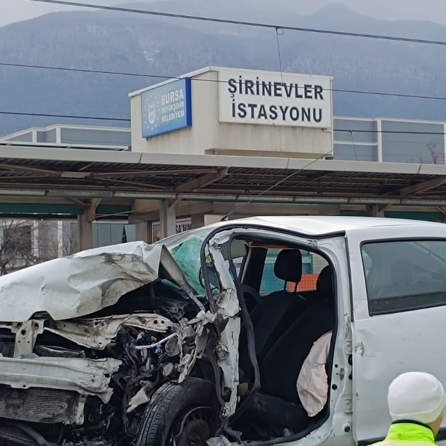 Metro hattının duvarına çarpan otomobilin sürücüsü öldü