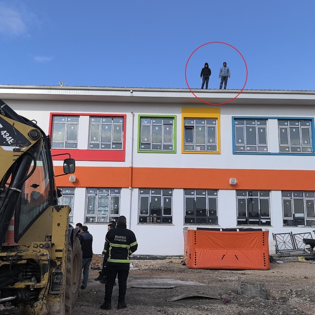 İnşaat işçileri ücretlerini alamadıkları gerekçesiyle çatıya çıktı