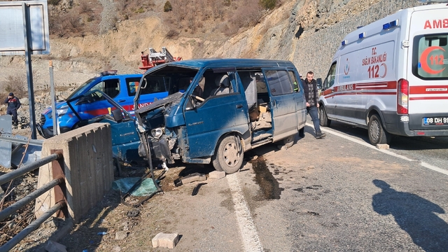 Artvin'de bariyere çarpan kamyonetteki 2 kişi yaralandı