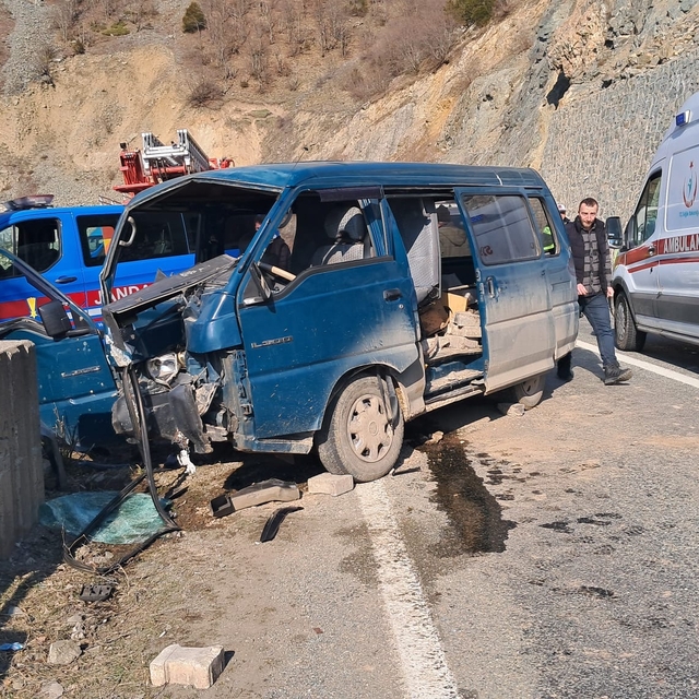 Artvin'de bariyere çarpan kamyonetteki 2 kişi yaralandı