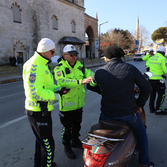 Edirne'de polis ekipleri motosiklet sürücülerini denetledi