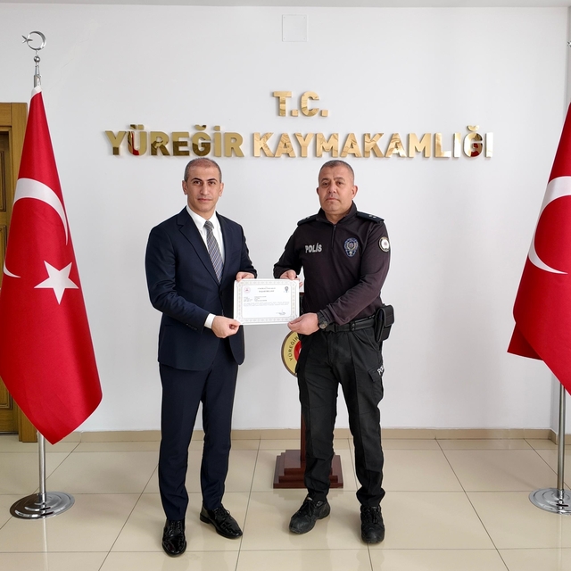 Yüreğir Kaymakamı Aksu'dan emniyet personellerine başarı belgesi