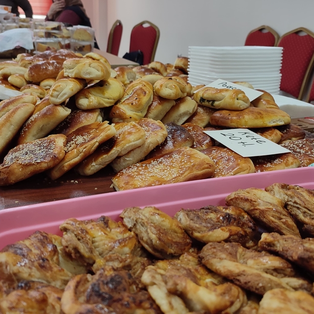 Sarıoğlan'da depremzedeler için yardım kermesi düzenlendi