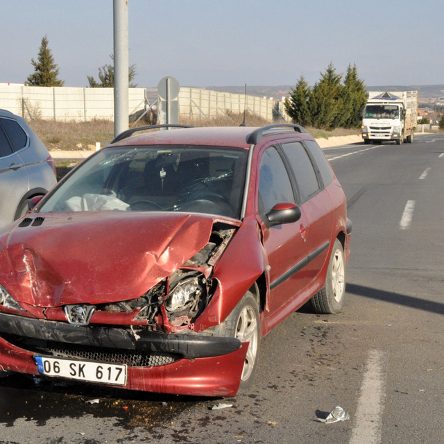 Edirne'de 2 otomobil çarpıştı: 3 yaralı