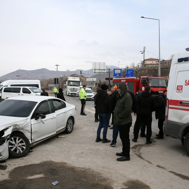 Bitlis'te banka para nakil aracıyla otomobil çarpıştı, 3 kişi yaralandı