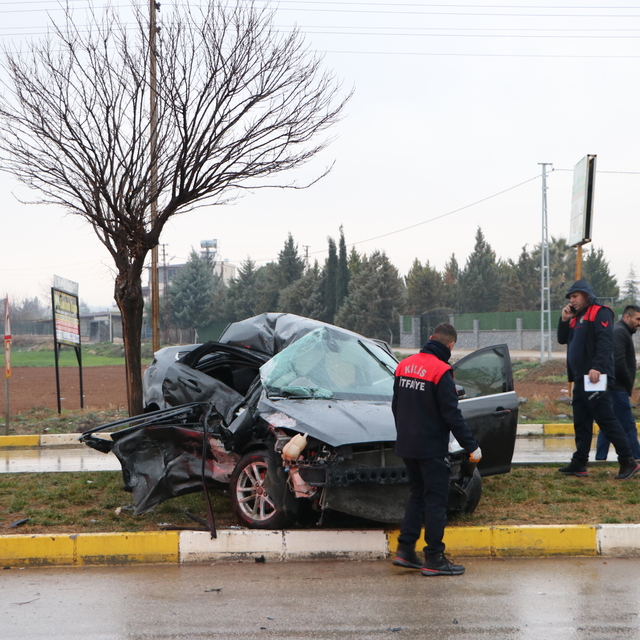 Kilis'te işçi servisi ile otomobilin çarpıştığı kazada 3 kişi yaralandı