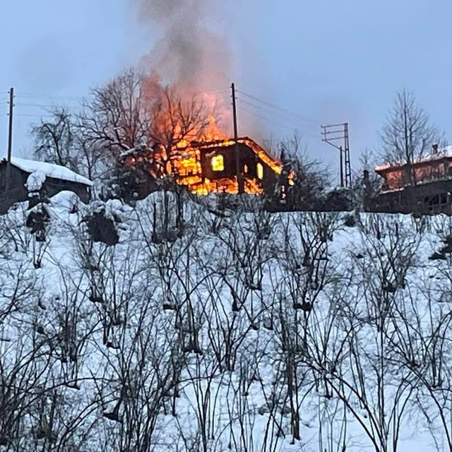 Düzce'de 2 katlı metruk ev alev alev yandı