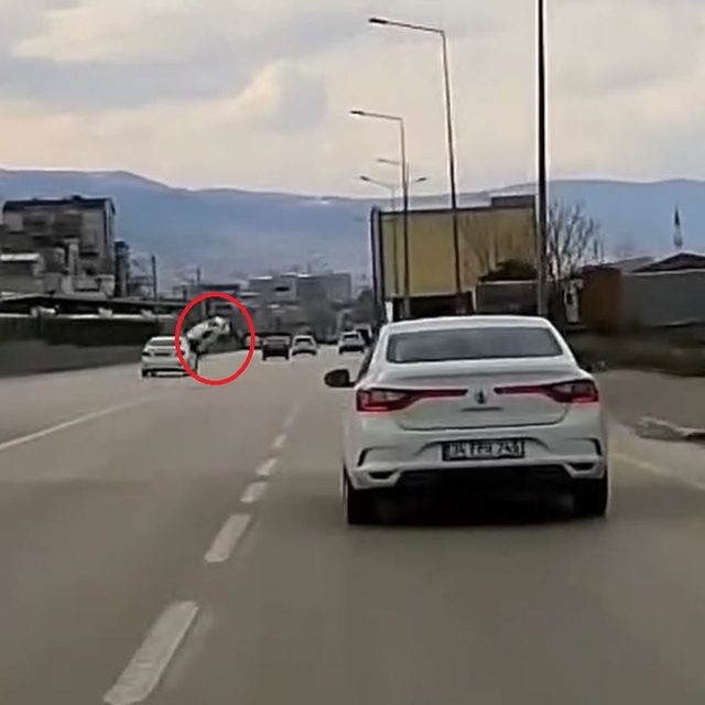 Metro hattının duvarına çarpan otomobilin sürücüsü öldü (2)